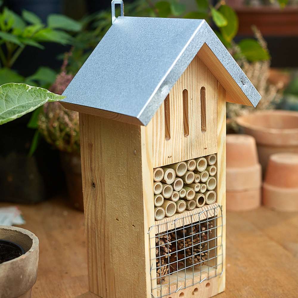 Insekthotel med zinktag