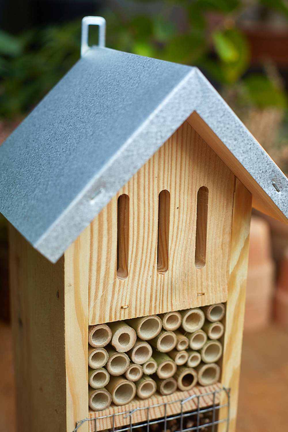 Insekthotel med zinktag